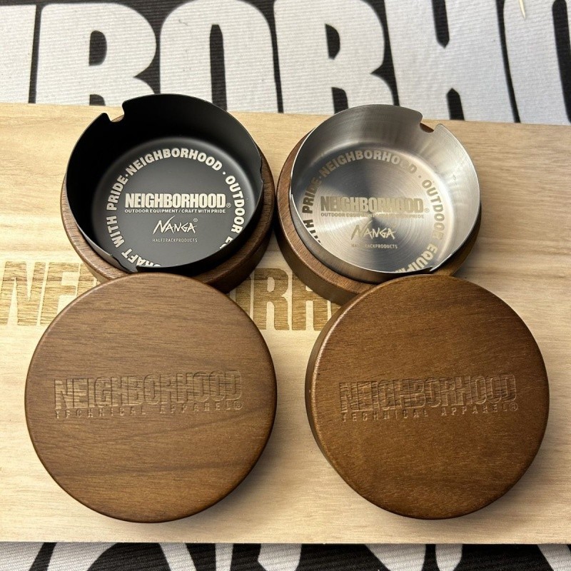 NBHD Street Wear Ashtray สไตล์ญี่ปุ่นไม้เนื้อแข็งพร้อมฝาปิดในครัวเรือนโรงแรมห้องนั่งเล่น Anti-Flying Ash ที่เขี่ยบุหรี่สํานักงานไม้ Creative