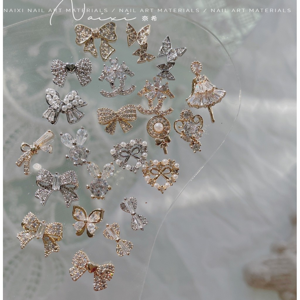 {เพชรกระพริบหรูหราเบาญี่ปุ่น} Koli อุปกรณ์ทําเล็บ diy สินค้าใหม่ Bow Pearl Love Heart Lollipop Hollow Trapezoidal Zircon Chanel ดอกไม้สวมใส่ผลิตภัณฑ์สําเร็จรูปเล็บแพทช์เพชรวัสดุขยาย