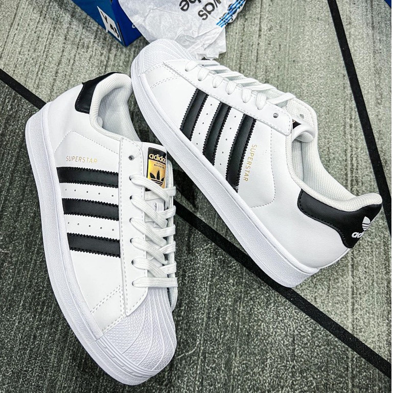 Adidas Superstars รองเท้าผ้าใบลําลอง สําหรับผู้ชาย ผู้หญิง สีดํา สีขาว
