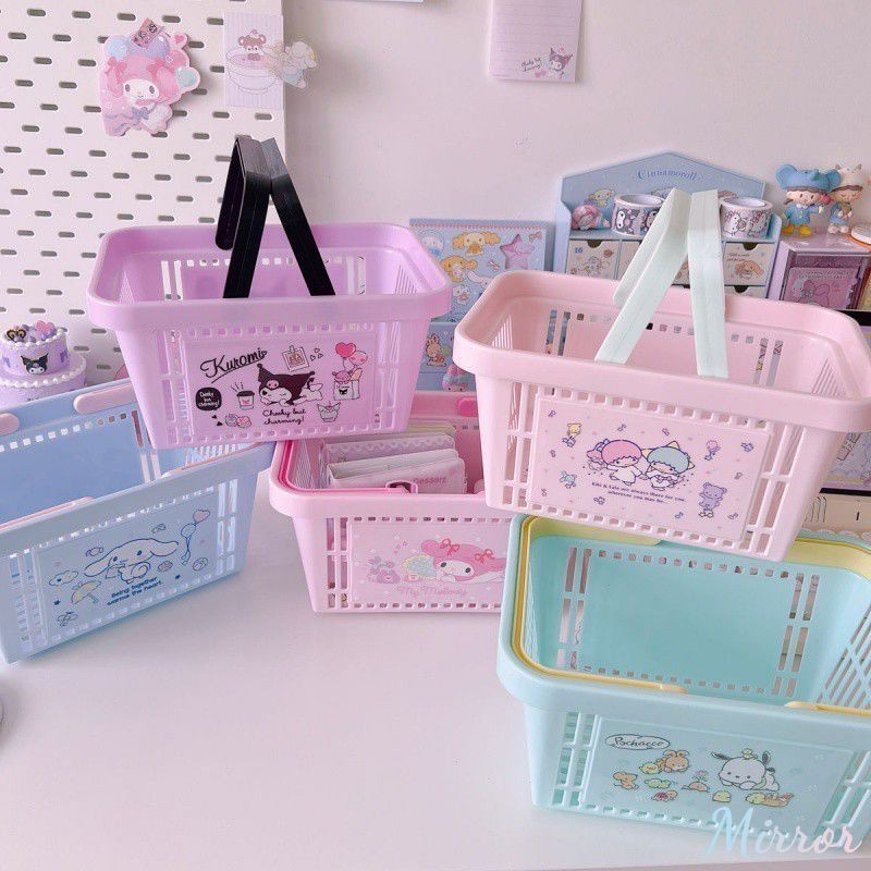 Sanrio ตะกร้าอาบน้ำพลาสติกการ์ตูน Kuromi My Melody Cinnamoroll แบบพกพาช้อปปิ้งกล่องเก็บของตั้งโต๊ะของกระจุกกระจิกของเล่นผลไม้เครื่องเขียน Organizer M