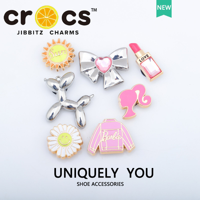 Jibbitz crocs หัวเข็มขัดโลหะอัลลอย รูปลูกโป่งสุนัขน่ารัก อุปกรณ์เสริมรองเท้า สําหรับตุ๊กตาบาร์บี้