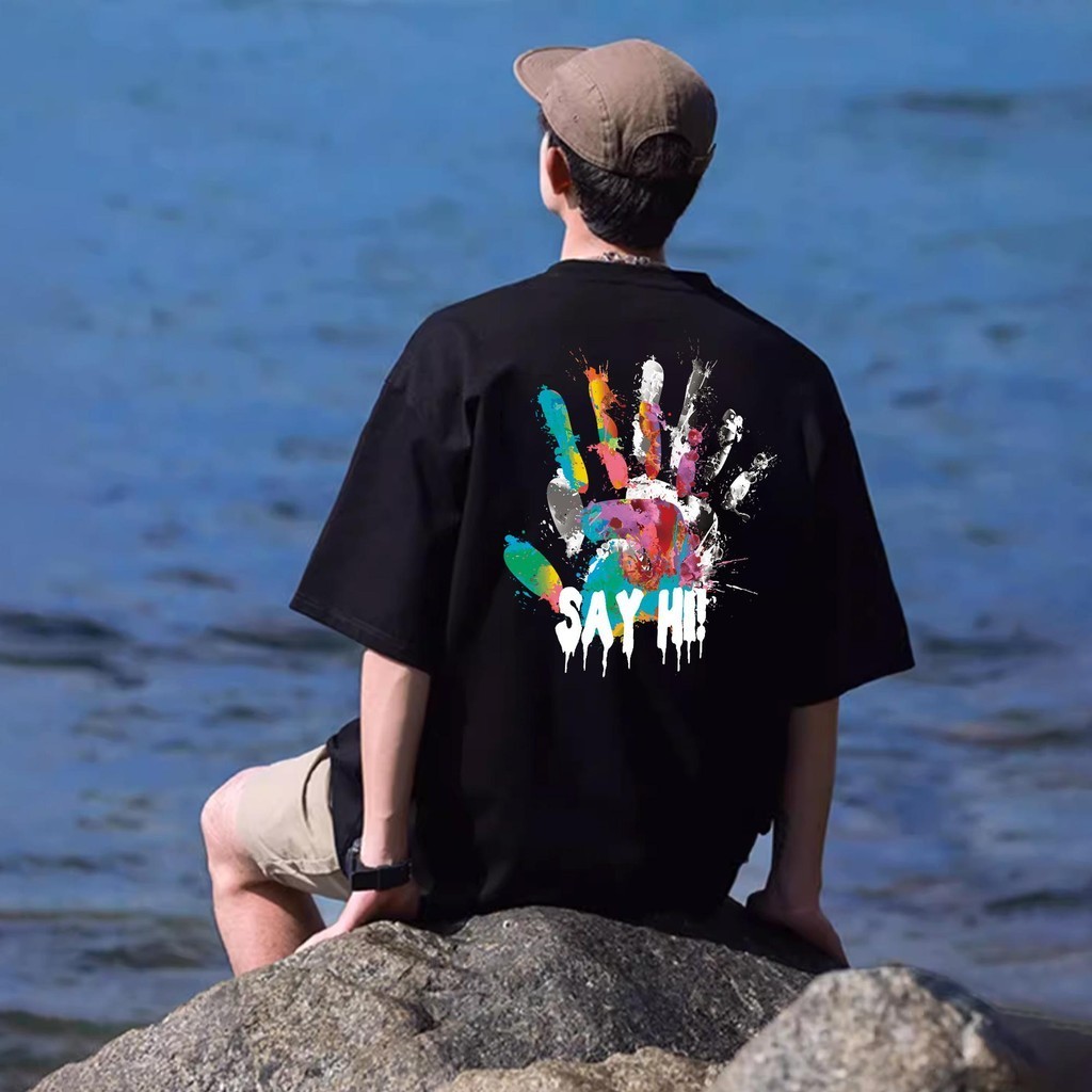Basi เสื้อยืด โอเวอร์ไซส์ ลาย "SAY HI" ผ้าคอตตอน100% คอกลม ใส่สบาย ผ้สนุ่ม ไม่ย้วย สไตล์เกาหลี มินิมอล อาร์ตๆ 11 สี