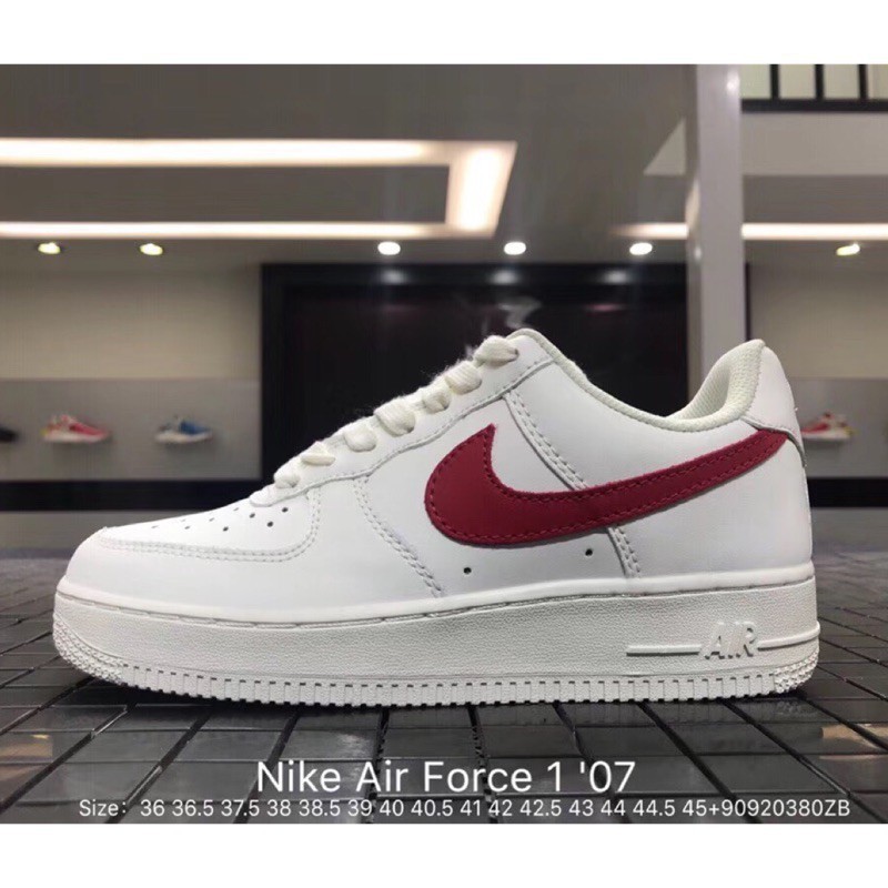 Nike Air Force 1 '07 SE Air Force No. รองเท้ากีฬา รองเท้าสเก็ตบอร์ดลําลอง ข้อต่ํา สีขาว สีแดง มี 1 ชิ้น