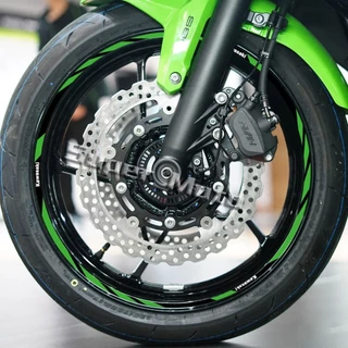 KAWASAKI สําหรับkawasaki Ninja 300 400 500 600 z 650 rs z 400 klx 300sm 230sm Er6n zx-4R zx-6rรถจักรยานยนต์ล้อสะท้อนแสง17 "R Stripeเทปรูปลอกอุปกรณ์เสริมกันน้ํา