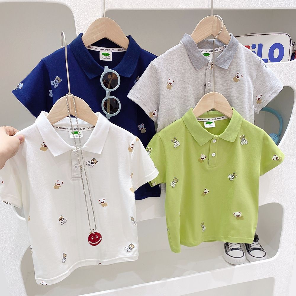 เด็กชายเสื้อโปโลแขนสั้นฤดูร้อนสไตล์ใหม่แฟชั่นเวอร์ชั่นเกาหลีผ้าฝ้ายแท้ปกการ์ตูนหมีพิมพ์เต็มหล่อสบายๆสบายทุกการแข่งขันด้านบน