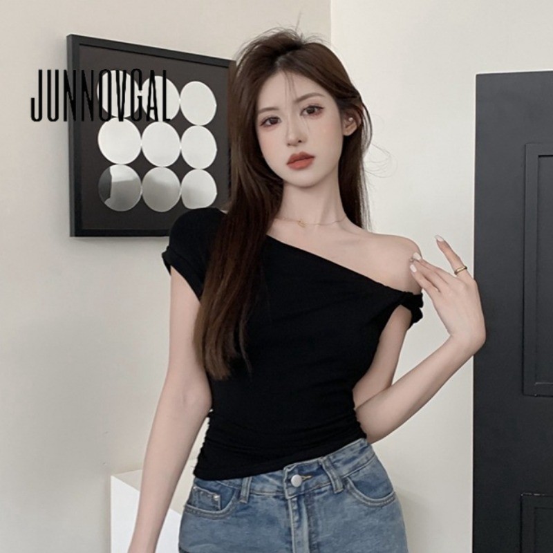 Junnovgal เสื้อยืดแขนสั้น เปิดไหล่ สีพื้น เข้ากับทุกการแต่งกาย สไตล์ใหม่ สําหรับผู้หญิง 2024