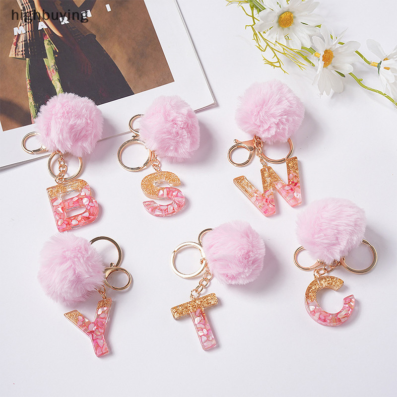 [highbuying] พวงกุญแจเรซิ่น จี้ลูกบอลปอมปอม 26 ตัวอักษร สีชมพูน่ารัก เครื่องประดับ สําหรับผู้หญิง พร้อมส่ง