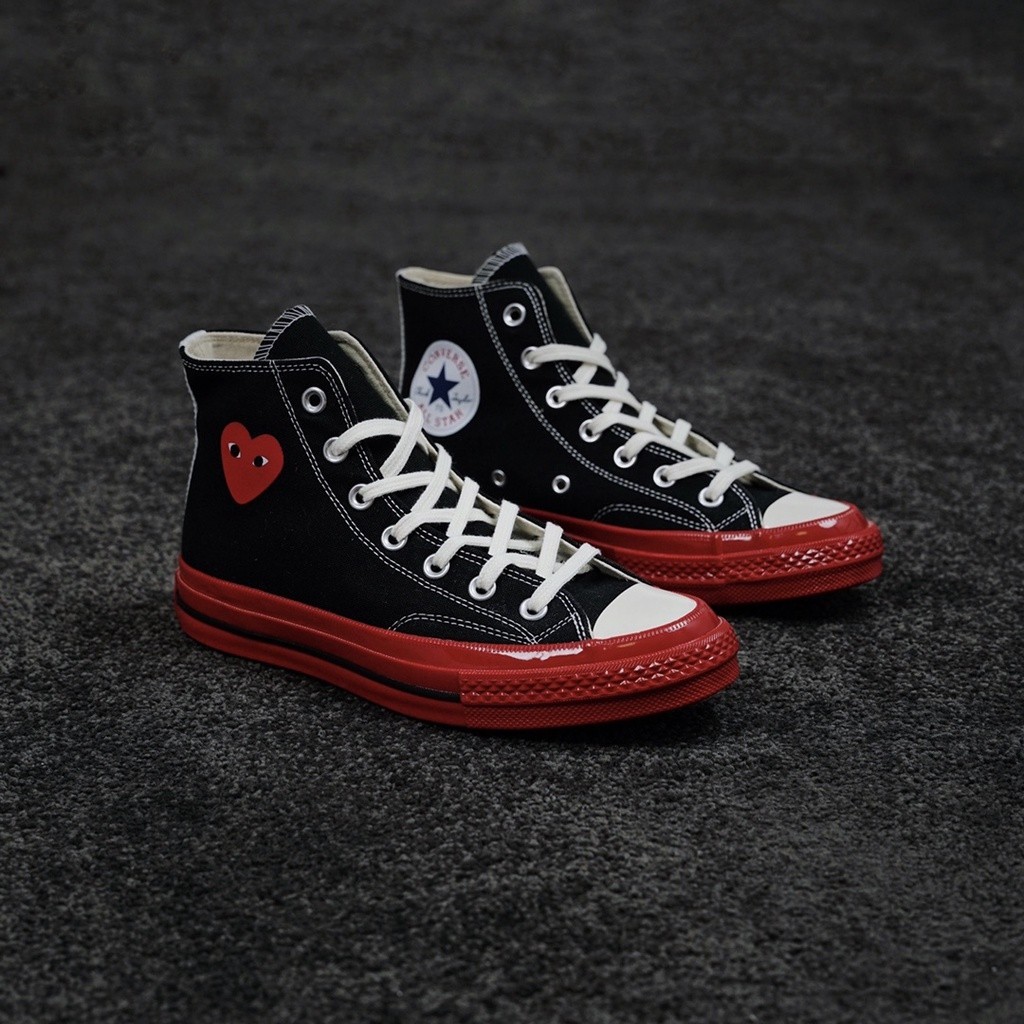 รองเท้าผ้าใบ Converse ของ Chuck Taylor ในยุค 1970 ฉลองครบรอบ 12 ปีด้วยพื้นรองเท้าสีแดง  กีฬา