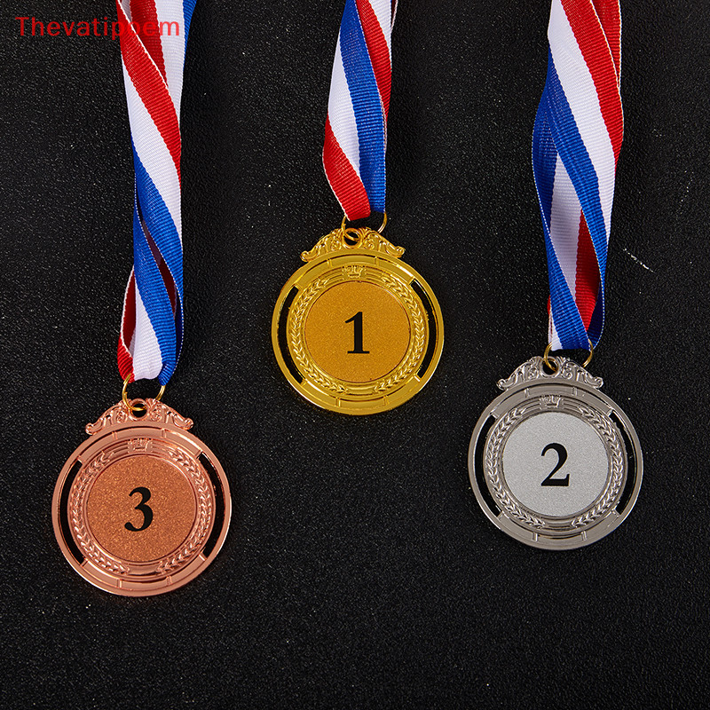 [Thevatipoem] เหรียญรางวัลฟุตบอล รางวัลรางวัล รางวัล รางวัล สีทอง สีเงิน สีบรอนซ์ ของเล่นสําหรับเด็ก ของขวัญ ของที่ระลึก กีฬากลางแจ้ง ขายดี