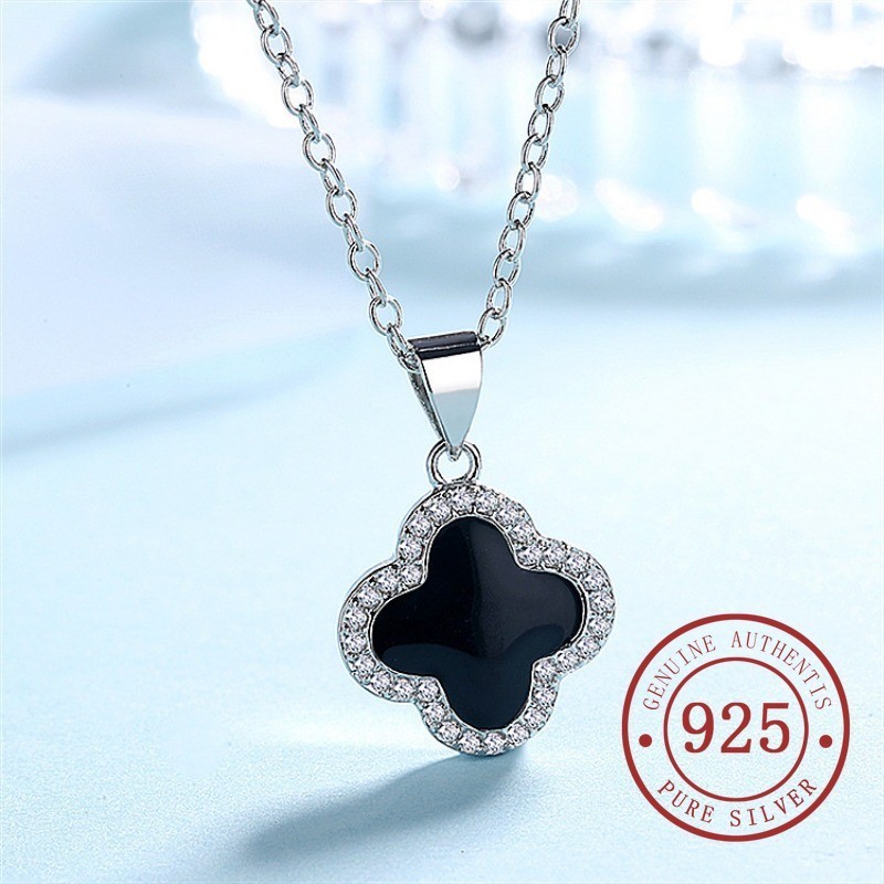 สร้อยคอเงิน Epoxy Clover S925 สีดําหรูหรา