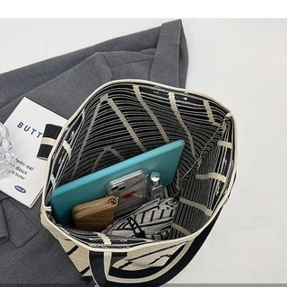 【พร้อมส่ง】miss bag fashion กระเป๋าช๊อปปิ้งไฮโซทอลายริ้ว กระเป๋าทรงสวย