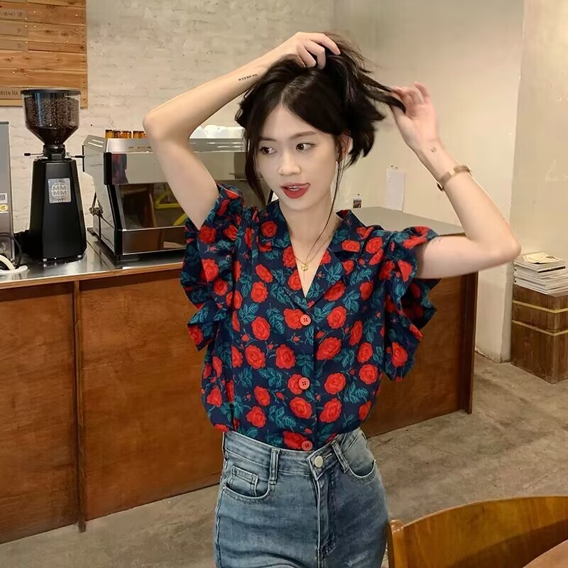 ชุดสูทคอปกสไตล์ใหม่ฤดูร้อน เสื้อเชิ้ตลายดอกไม้สไตล์ฮ่องกงสำหรับผู้หญิง ทรงหลวมวินเทจ เสื้อแขนพับเล็ก