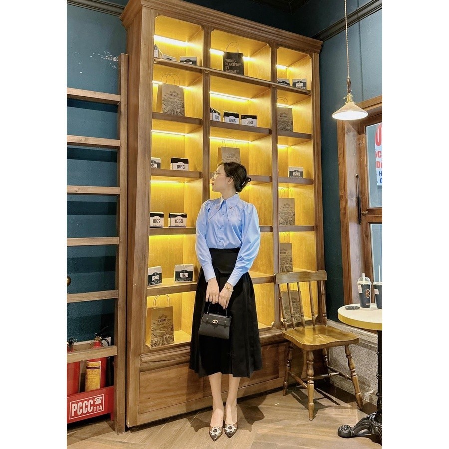 เสื้อเชิ้ตสํานักงานคอปกเยอรมันใบแหลมแขนติดกระดุมแขนยาว ก247