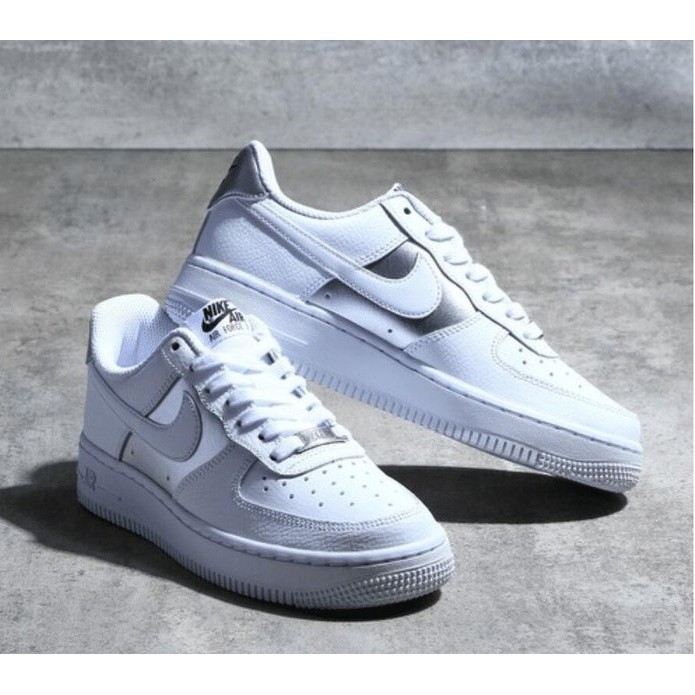 Nike Air Force 1 '07 รองเท้าผ้าใบลําลอง สีเงิน สีขาว สะท้อนแสง คุณภาพสูง DD8959-104
