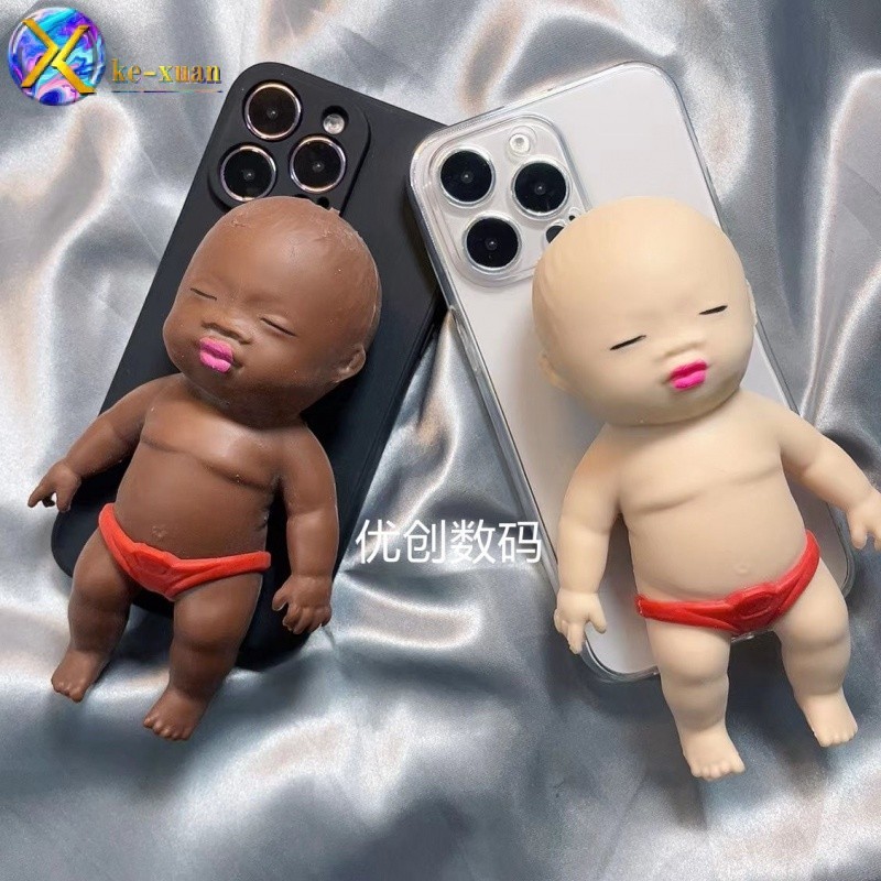 Decompression Pinch ตุ๊กตาสีดําเหมาะสําหรับ iphone16 15 14 16pro 11 12 XSMAX XR 7P 11promax เคสโทรศัพท์ iPhone เคสป้องกันกรณี R4WW