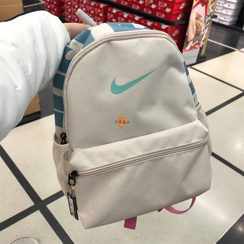 Nike Nike ถุงนมเล็กกระเป๋านักเรียนโรงเรียนอนุบาลกระเป๋าเป้สะพายหลังเด็กขนาดเล็ก BA5559-DR6091-104-0