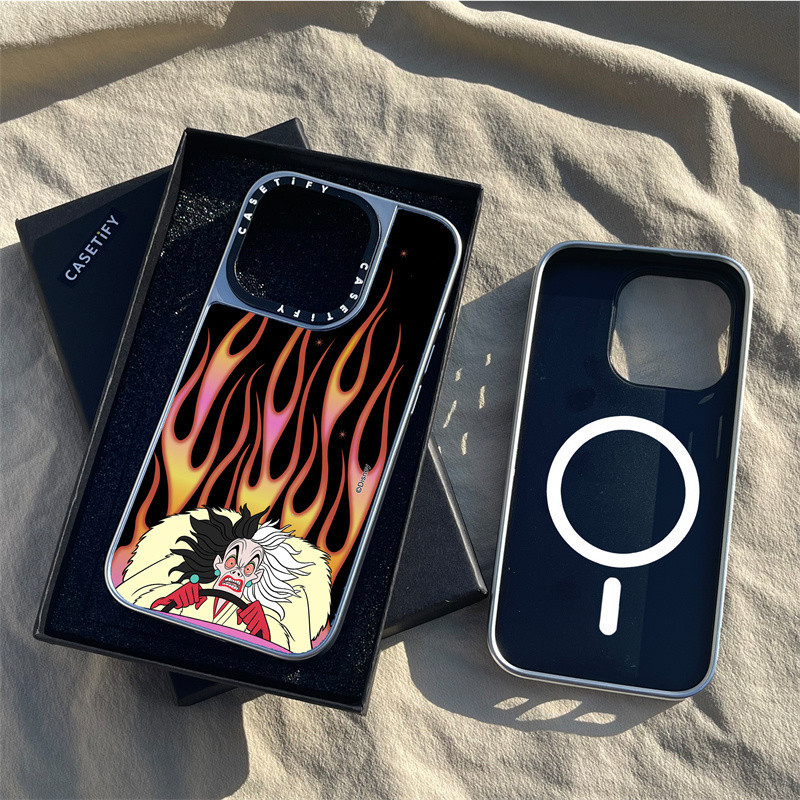 Casetify X Disney Villains Cruella เคสโทรศัพท์มือถือแบบกระจกแข็ง ผิวด้าน แม่เหล็ก ลายโลโก้แกะสลัก สีดํา สีเงิน สําหรับ IPhone 15 14 13 12 Pro Max Plus