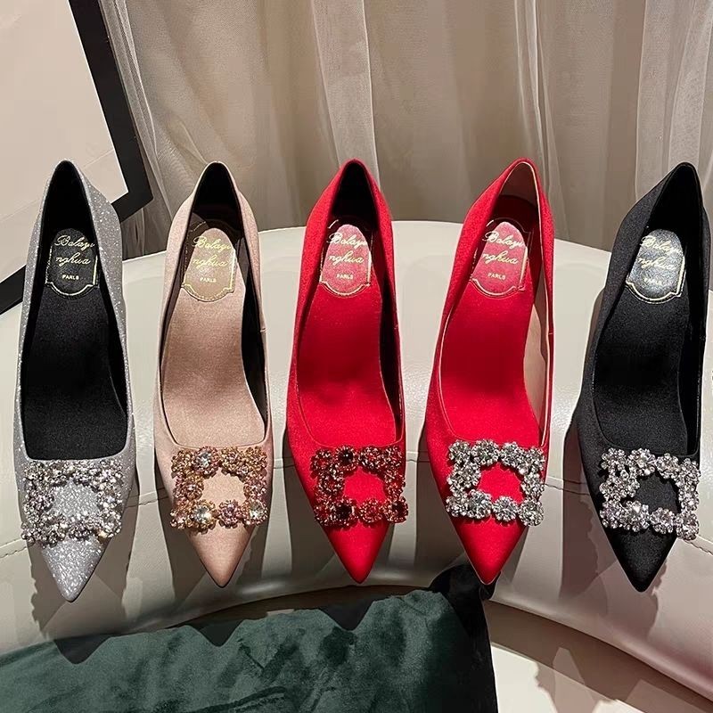 Roger Vivier รองเท้าส้นสูง หัวแหลม ปากตื้น ประดับพลอยเทียม สีแดง สําหรับเพื่อนเจ้าสาว งานแต่งงาน