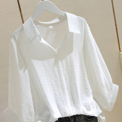 เสื้อเชิ้ตคอตตอนคอวีสีขาวทรงหลวมสำหรับผู้หญิงแบบใหม่สำหรับฤดูร้อนเสื้อเชิ้ตแขนค้างคาวผ้าฝ้ายยาวด้านหน้าสั้นและด้านหลังแบบสวมหัวแบบเรียบง่าย