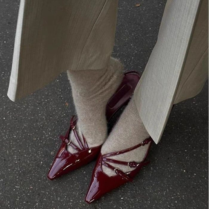 Miu Dark Red ลูกสาวรองเท ้ าส ้ นสูงผู ้ หญิง 2024 สไตล ์ ใหม ่ สีดํา Stiletto รองเท ้ าส ้ นสูงรองเท ้ าแตะฝรั ่ งเศส