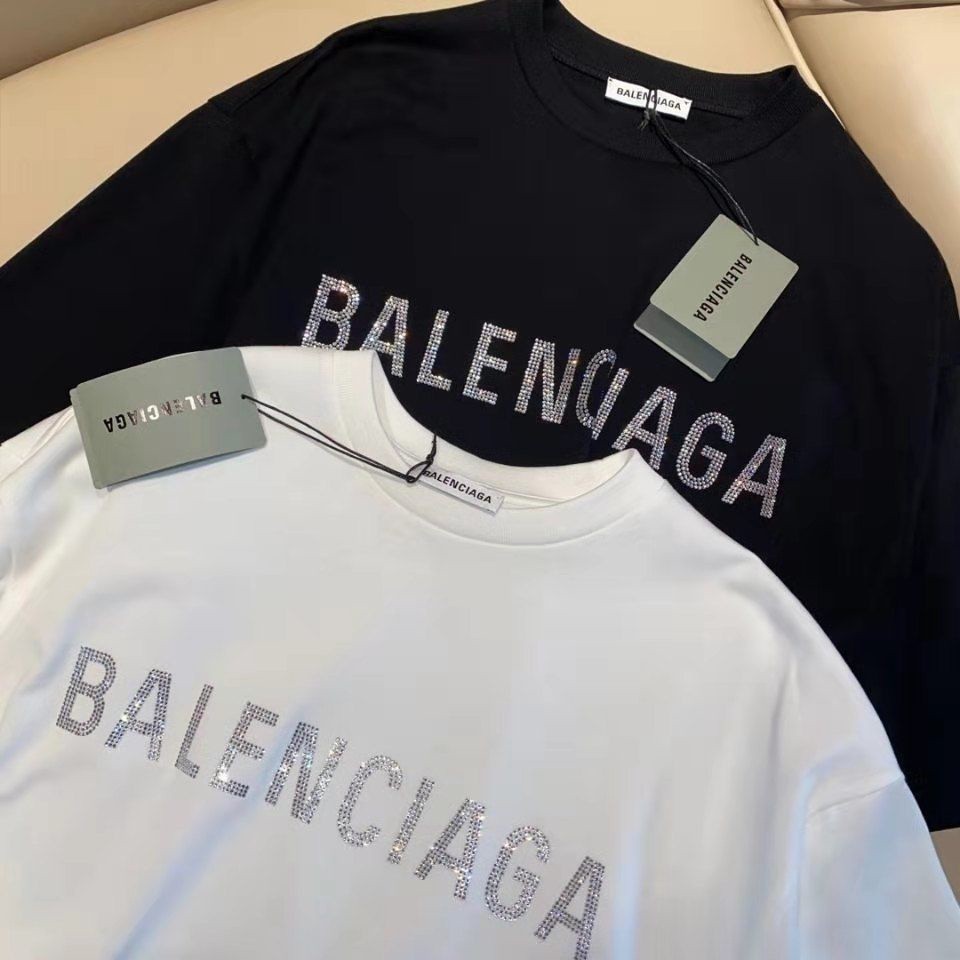 [ขายดี] Balenciaga เสื้อยืดแขนสั้น ผ้าฝ้ายแท้ ทรงหลวม ประดับพลอยเทียม แฟชั่นสําหรับผู้ชาย และผู้หญิง Hvw6