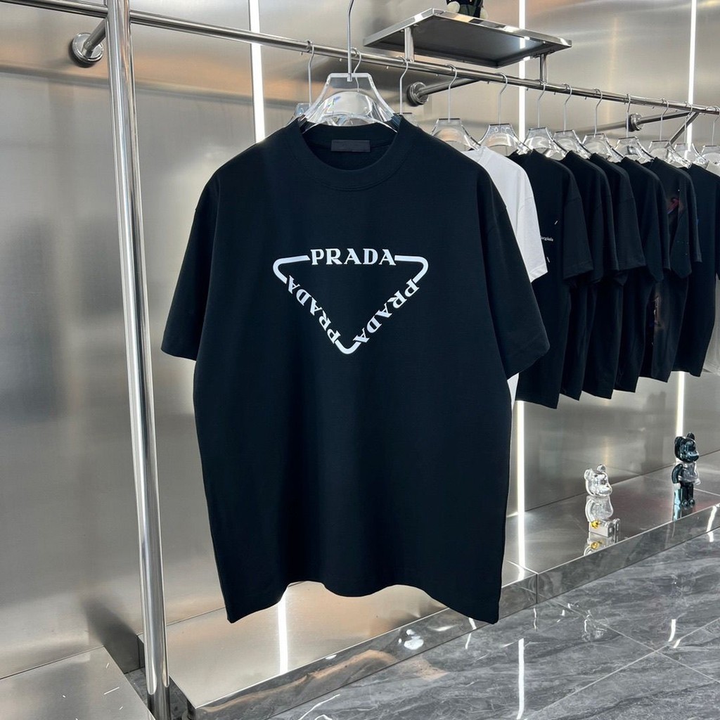 เสื้อยืดแขนสั้นลําลอง คอปก พิมพ์ลายตัวอักษร PRA ทรงสามเหลี่ยม ขนาดใหญ่ คุณภาพสูง แฟชั่นสําหรับผู้ชาย และผู้หญิง ไซซ์ XS - 3XL