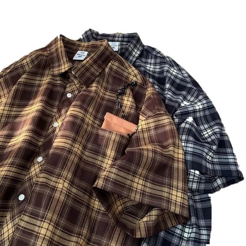 เสื้อเชิ้ตแขนสั้นลําลอง ทรงหลวม ลายสก๊อต แฟชั่นฤดูร้อน สไตล์ฮ่องกง สําหรับผู้ชาย ราคา ถูกที่สุด ดีลบีเคเค