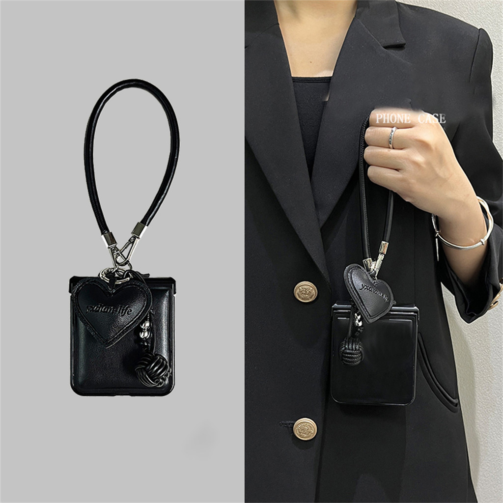 หรูหราสีดําเคสโทรศัพท์หนัง Love Heart จี้ Protable สําหรับ Samsung Galaxy Z Flip 7 fe Z Flip6 ZFlip 7 Zflip6 Zflip5 กันกระแทกปกหลัง