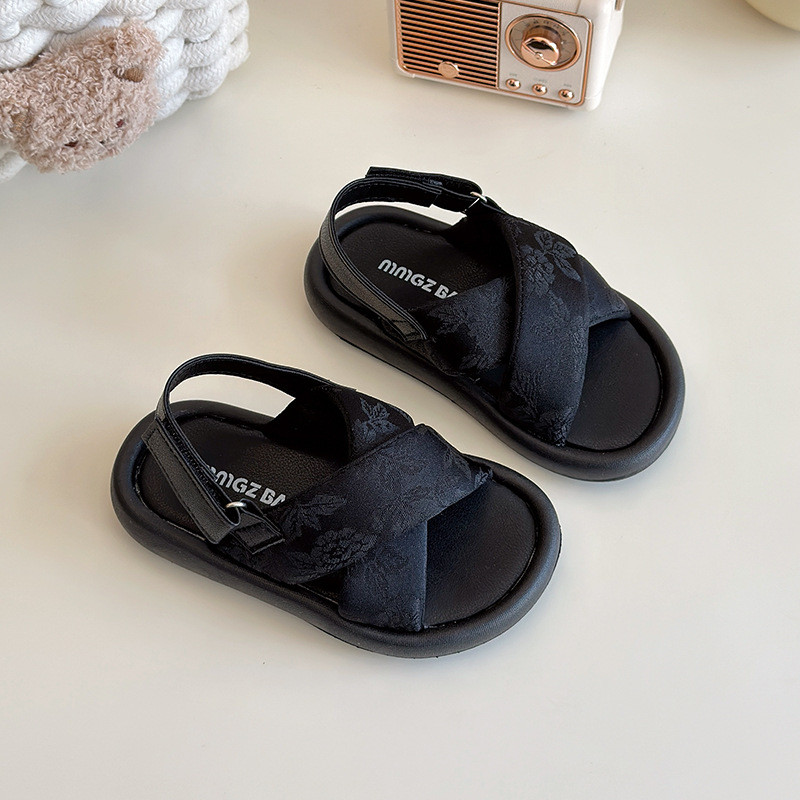 2025 ฤดูร้อนเด็กใหม่รองเท้าแตะสําหรับสาวแฟชั่นสไตล์เกาหลีด้านล่างนุ่มกันลื่นอเนกประสงค์รองเท้าชายหาดเปิดนิ้วเท้าเก๋ - รูปที่ 2