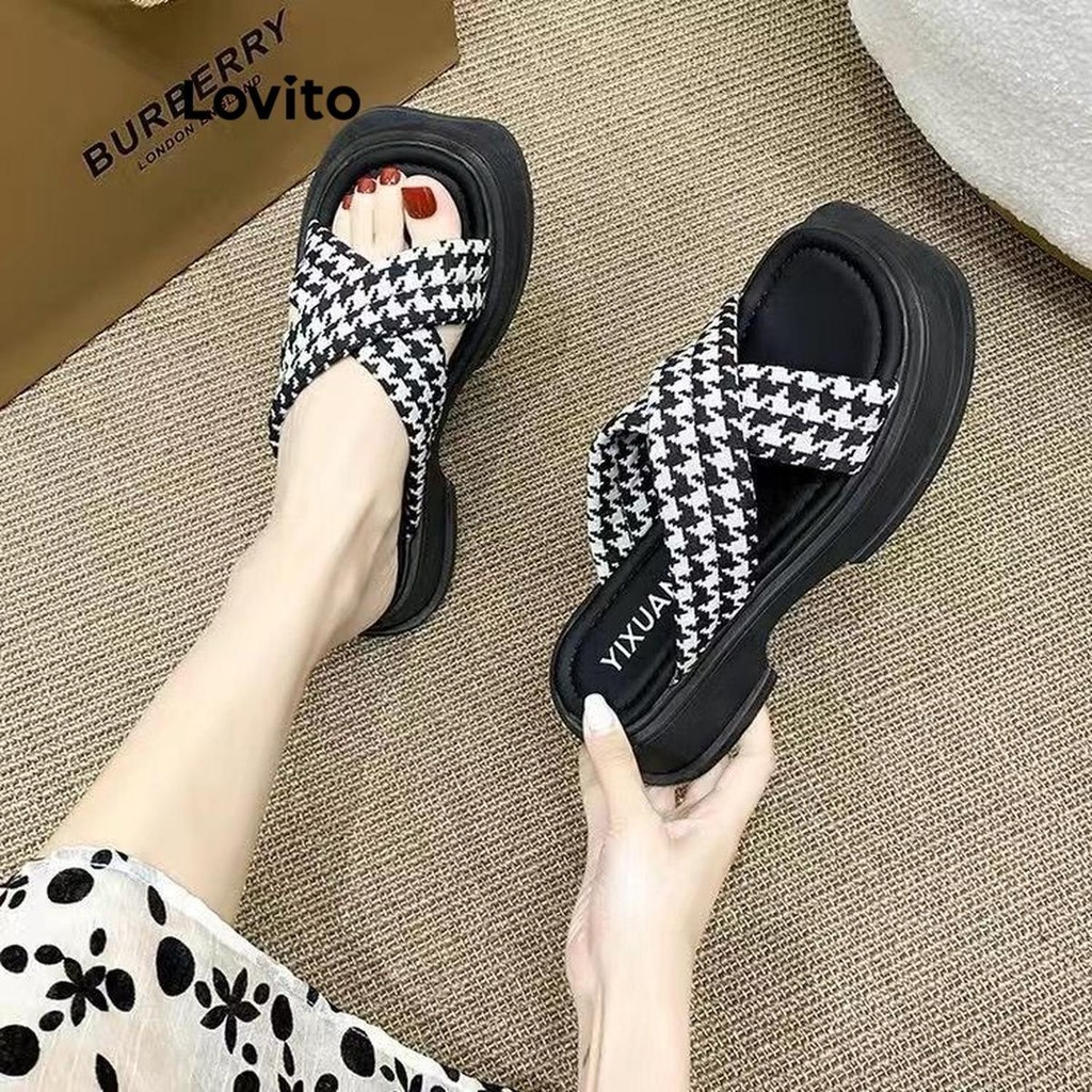 Lovito รองเท้าแตะผู้หญิง พื้นหนา หัวทรงสี่เหลี่ยม สายแต่งไขว้ ลายตาราง สไตล์ลำลอง LFA25028