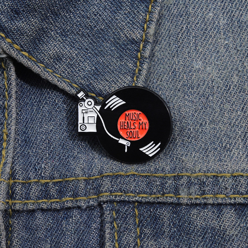 "Music Heals My Soul" เข็มกลัดเคลือบ สีดํา สไตล์ยุโรป และอเมริกา อุปกรณ์เสริม สําหรับเพื่อน