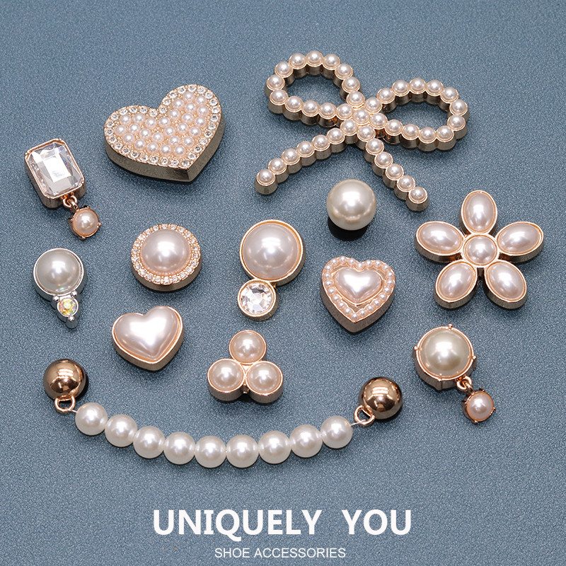 Jibbitz crocs ข้าม จิ๊บบิทซ์ เสน่ห์ โลหะรองเท้า เหมาะสําหรับตกแต่งส่วนบนรองเท้าหัวเข็มขัดโลหะมุกหัวใ