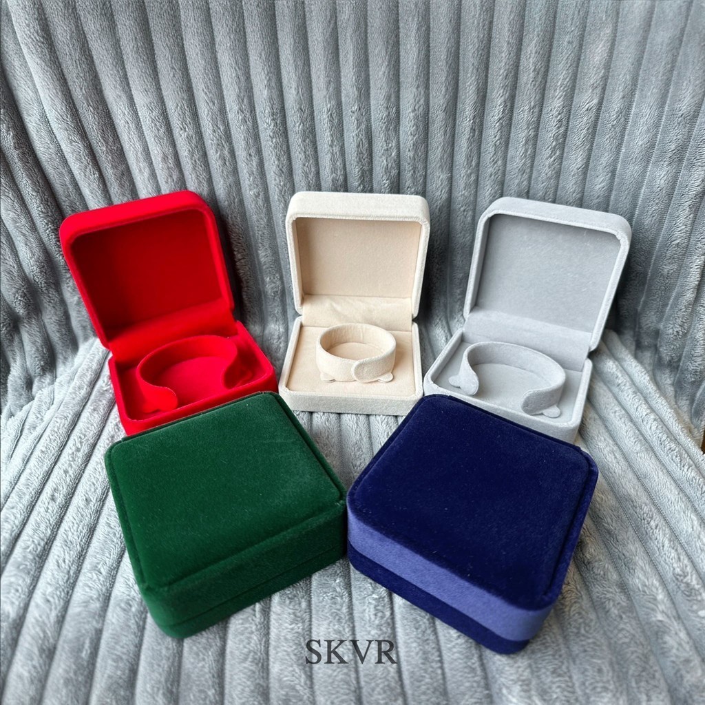 กล่องกำไลข้อมือ กล่องกำมะหยี่ ขนาด9*9*4.5CM ใส่นาฬิกา สร้อยคอ