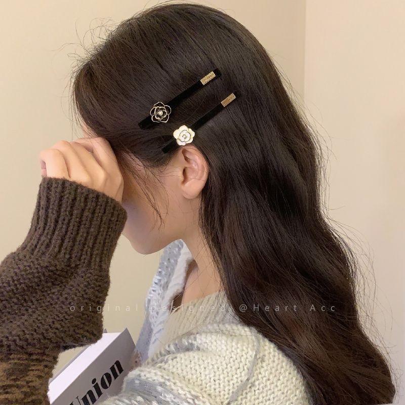2024 กิ๊บติดผม Camellia สีดํา French Retro Pearl Light เครื่องประดับผมหรูหราผู้หญิง