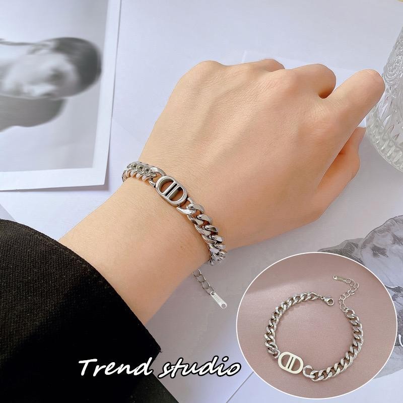 สายรัดข้อมือ DD ทันสมัย ทำจากเหล็กไทเทเนียมและจะไม่ซีดจาง ชุดสร้อยคอเข้าชุด. ซีรี่ส์สร้อยข้อมือชนิดเดียวกัน
