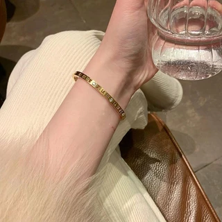 😊ของสวย ส่งไวจ้า😊สร้อยข้อมือ กำไลไทเทเนียม ชุบทอง 18 k ขนาดเล็ก แบบเรียบแต่ดีไซน์หรูหรา สําหรับผู้หญิง