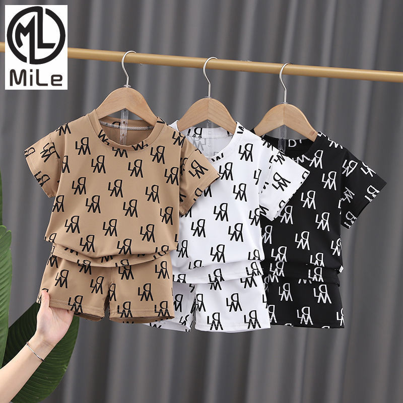 [ML] 90-140 ซม. เด็ก ชาย หญิง ชุดเด็ก ฤดูร้อน สินค้าใหม่ เวอร์ชั่นเกาหลี เด็กผู้ชาย สไตล์ตะวันตก พิมพ์ลาย สูทสองชิ้น ขนาดเล็ก กลาง เด็ก