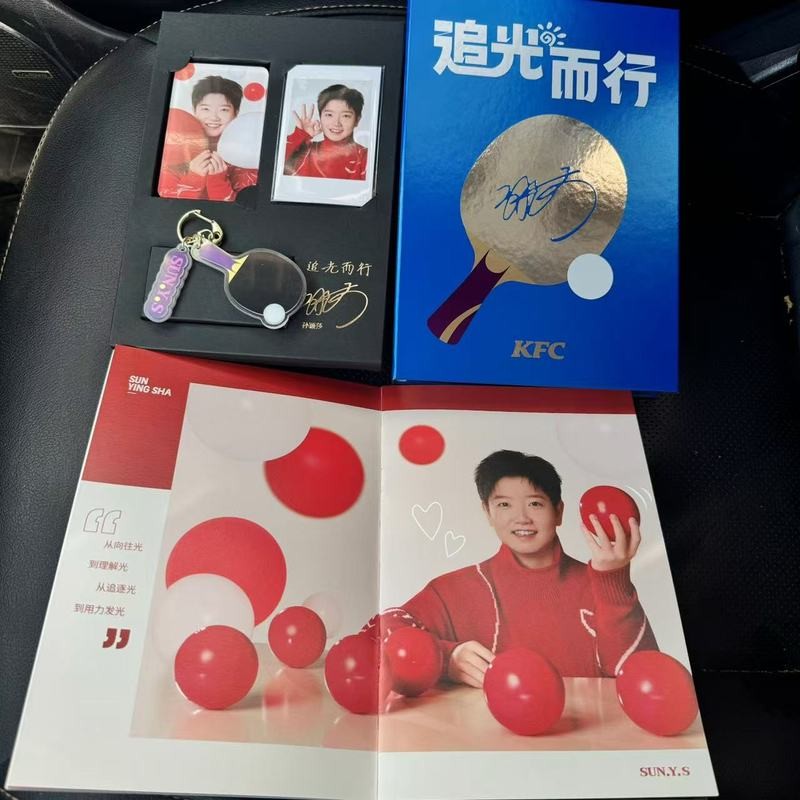 2025 KFC joint table tennis champion Sun Yingsha พวงกุญแจแร็กเก็ตขนาดเล็ก, สติ๊กเกอร์ติดตู้เย็นภาพถ่าย Sun Yingsha, ภาพถ่ายโพลาไรซ์