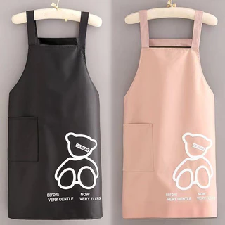 COD ใหม่ ผ้ากันเปื้อน PVC พิมพ์หมีน้อยน่ารัก กันน้ำและกันน้ำมัน พร้อมกระเป๋า 72 x 70ซม.ครัว ทำอาหาร ยูนิฟอร์ม