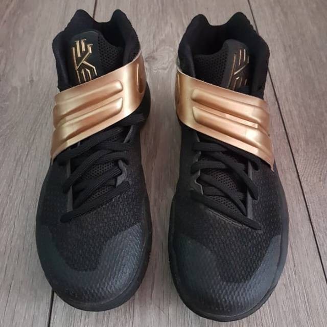 Nike ID Kyrie 2 Gold/Black ไซส์ 41 มือสอง แฟชั่น