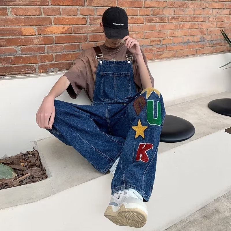 ชุดเอี๊ยมกางเกงยีนลําลอง ปักลายตัวอักษร ทรงหลวม สไตล์สตรีท เรโทร สําหรับผู้ชาย และผู้หญิง