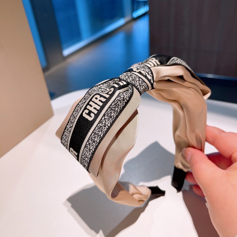 ที่คาดผมปีกกว้าง พิมพ์ลายตัวอักษร สไตล์ฝรั่งเศสย้อนยุคกิ๊บติดผม ลดอายุ จับคู่สี ภาษาอังกฤษ เครื่องประดับผม สําหรับผู้หญิง - รูปที่ 2