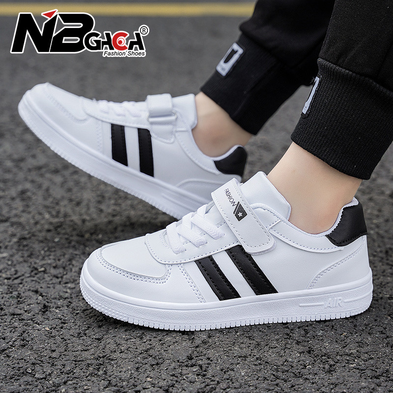 เด็กแฟชั่นสีดําสีขาวสบายๆรองเท้าแบนขนาด 28 ถึง 40 ต่ําตัดรองเท้าผ้าใบหนังกันน้ําสําหรับเด็กชายและเด็กหญิงกลางแจ้งสบายรองเท้าสเก็ตบอร์ด