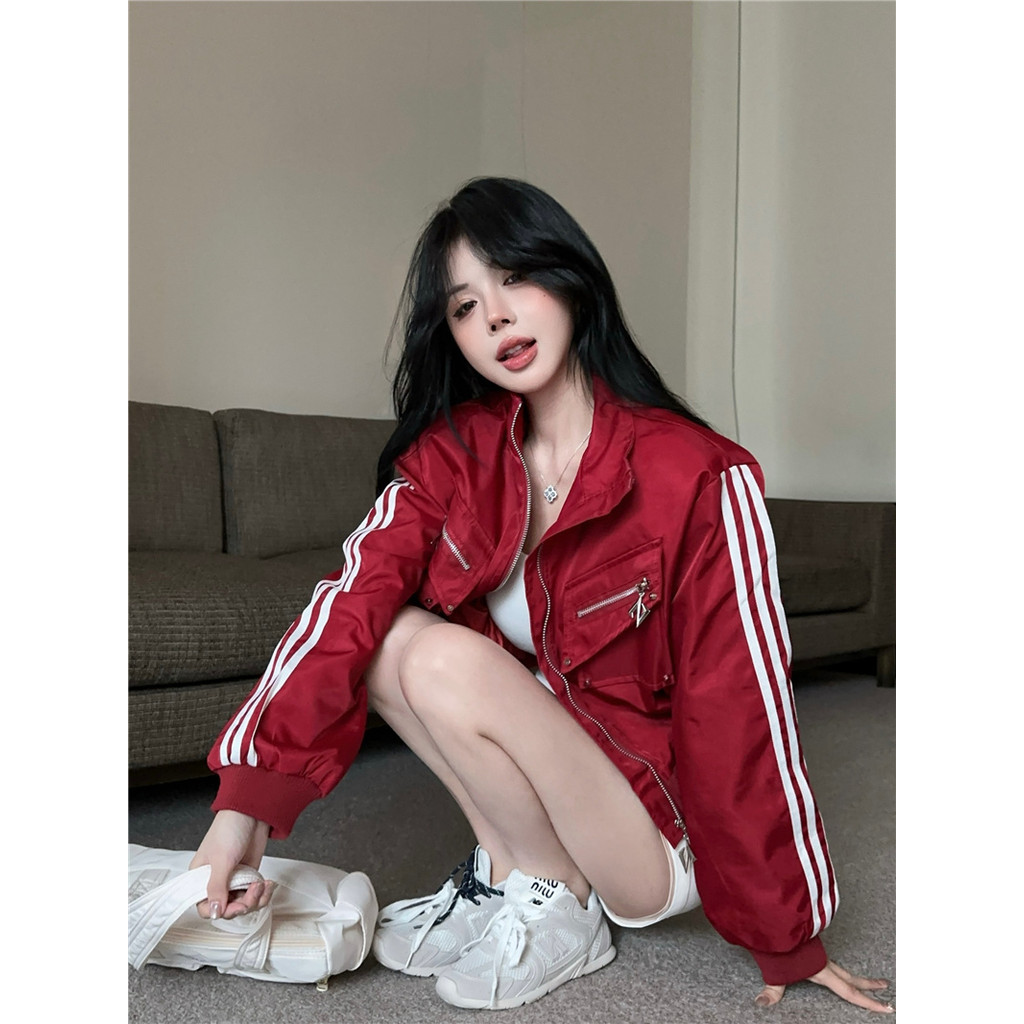 แบบสั้นย้อนยุคเสื้อแจ็คเก็ตสีตัดกันผู้หญิงยิงฤใบไม้ร่วงสีแดงราคาเสื้อแจ็คเก็ตสไตล์ใหม่ของผู้หญิงสามบาร์ 2025 ~ สไตล์อเมริ