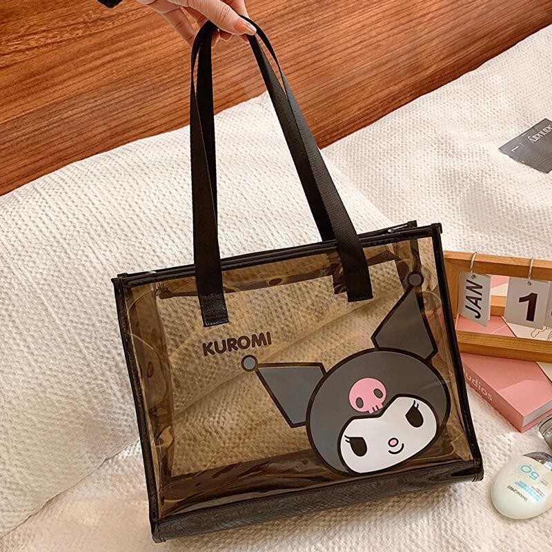 ใหม่ Sanrio Kuromi กระเป๋าถือ กระเป๋าสะพายไหล่ หนัง PU ทรงโท้ท ขนาดใหญ่ จุของได้เยอะ สีน้ําตาลใส เหมาะกับการพกพาเดินทาง เล่นโยคะ ฟิตเนส ชายหาด
