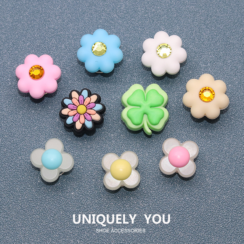 jibbitz crocs จิ๊บบิท charms อุปกรณ์ตกแต่งรองเท้าดอกไม้ใหม่และโคลเวอร์สี่ใบแฟชั่น จิ๊บบิท ตัวติดรองเ