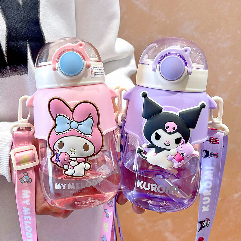 Sanrio Kuromi Cinnamoroll My Melody กาต้มน้ําพลาสติก ลายการ์ตูนน่ารัก แบบพกพา พร้อมหลอดดูด สําหรับเด็ก 690 มล.