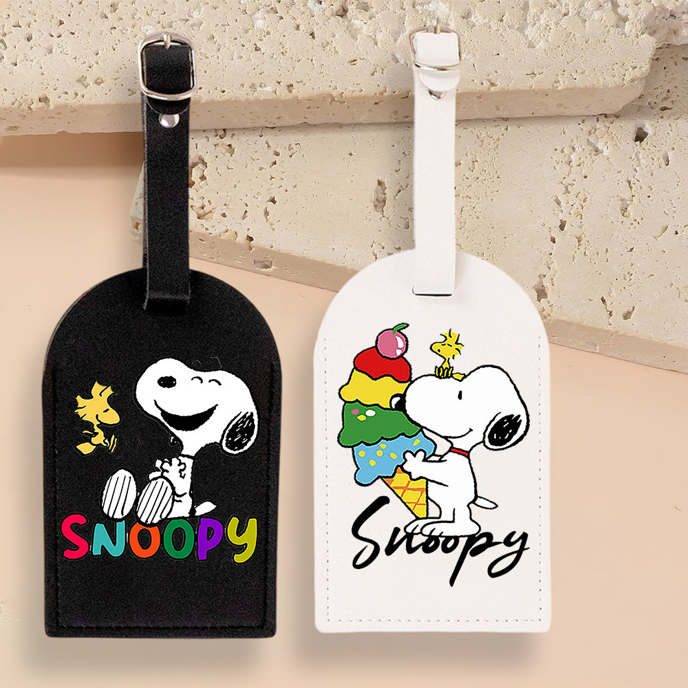 Happy Snoopy ป้ายฉลากกระเป๋าเดินทาง หนัง PU พิมพ์ลายเครื่องบิน ป้ายบอร์ดดิ้งพาส และอุปกรณ์การเดินทาง