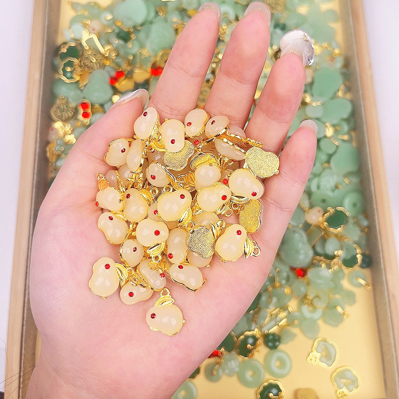 50 ชิ้น จี้กระต่ายน้อย อุปกรณ์เครื่องประดับ DIY ขายส่ง สร้อยข้อมือโลหะผสมหยกเทียมแก้ว สร้อยคอทำมือ