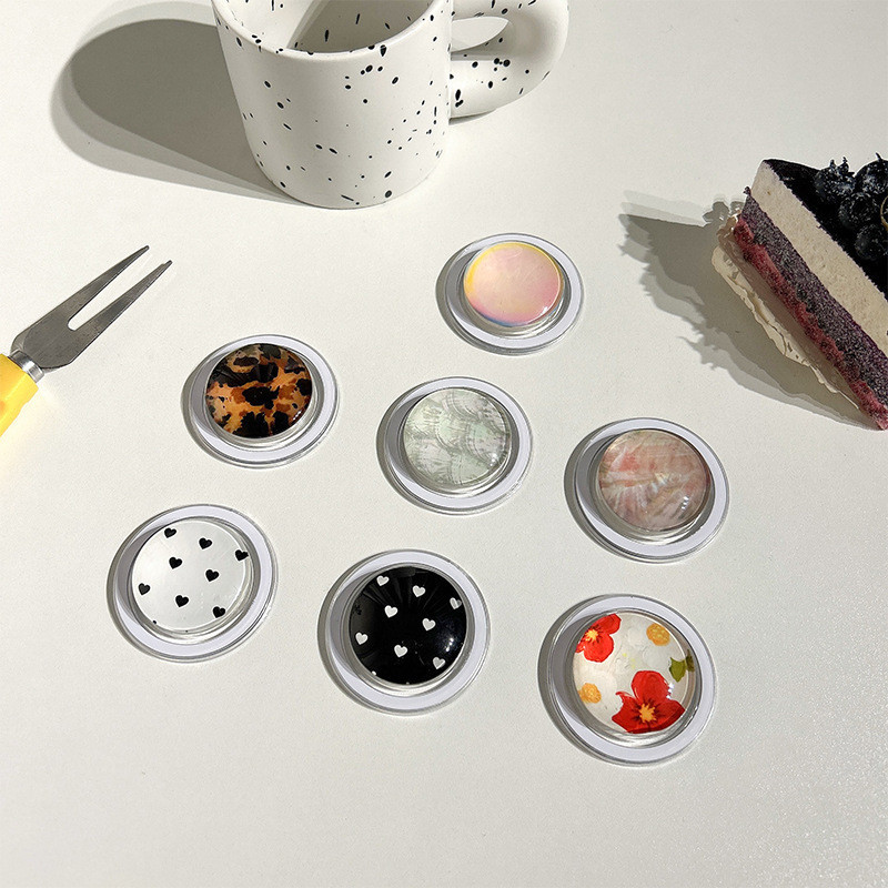 เคสโทรศัพท์มือถือ แบบแม่เหล็ก ทรงกลม ลายการ์ตูนน่ารัก พร้อมแหวนขาตั้ง พับได้ สําหรับ IPhone 15 14 13 12 Pro Max 14 Plus